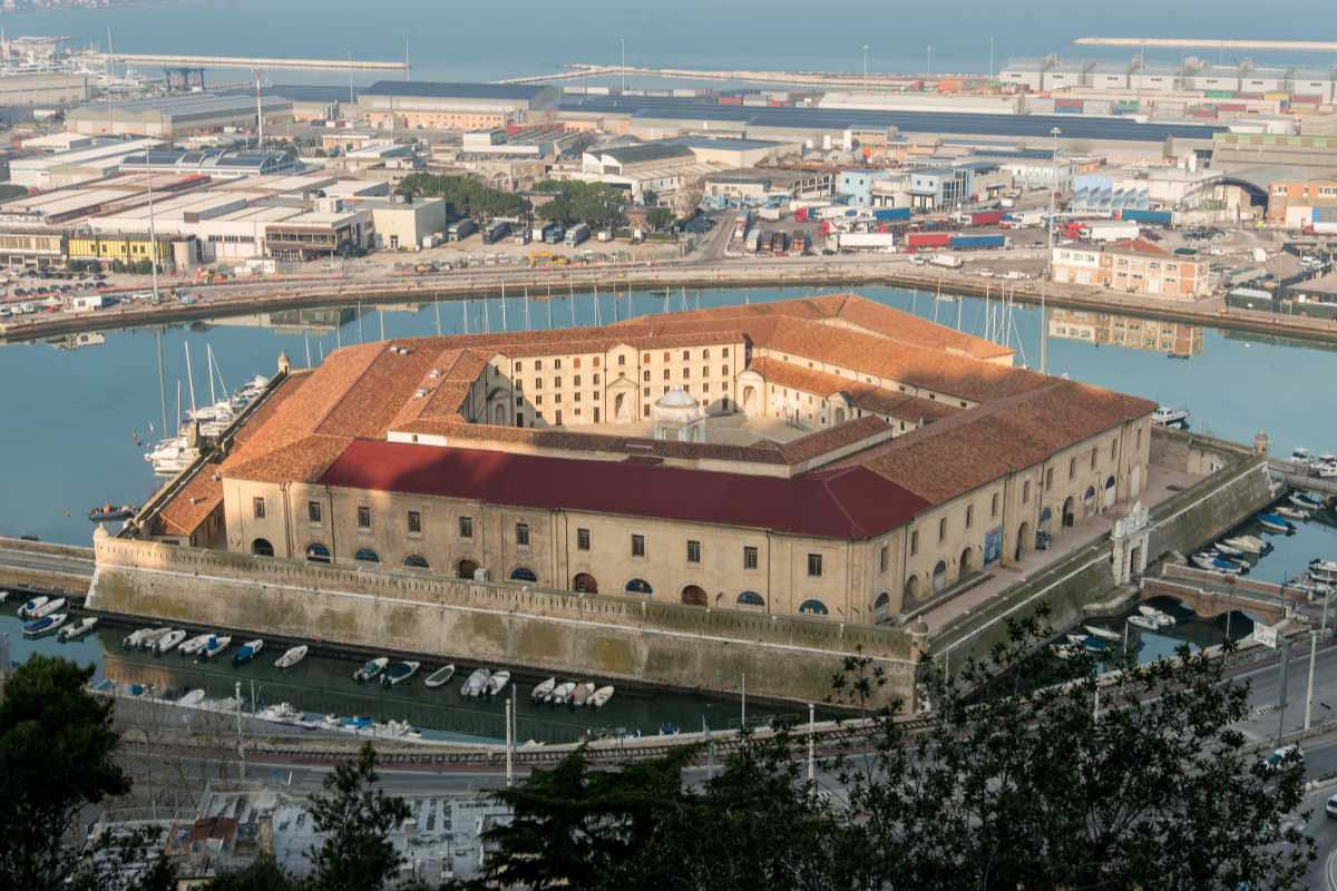 Vista della Mole Vanvitelliana con sfondo marino
