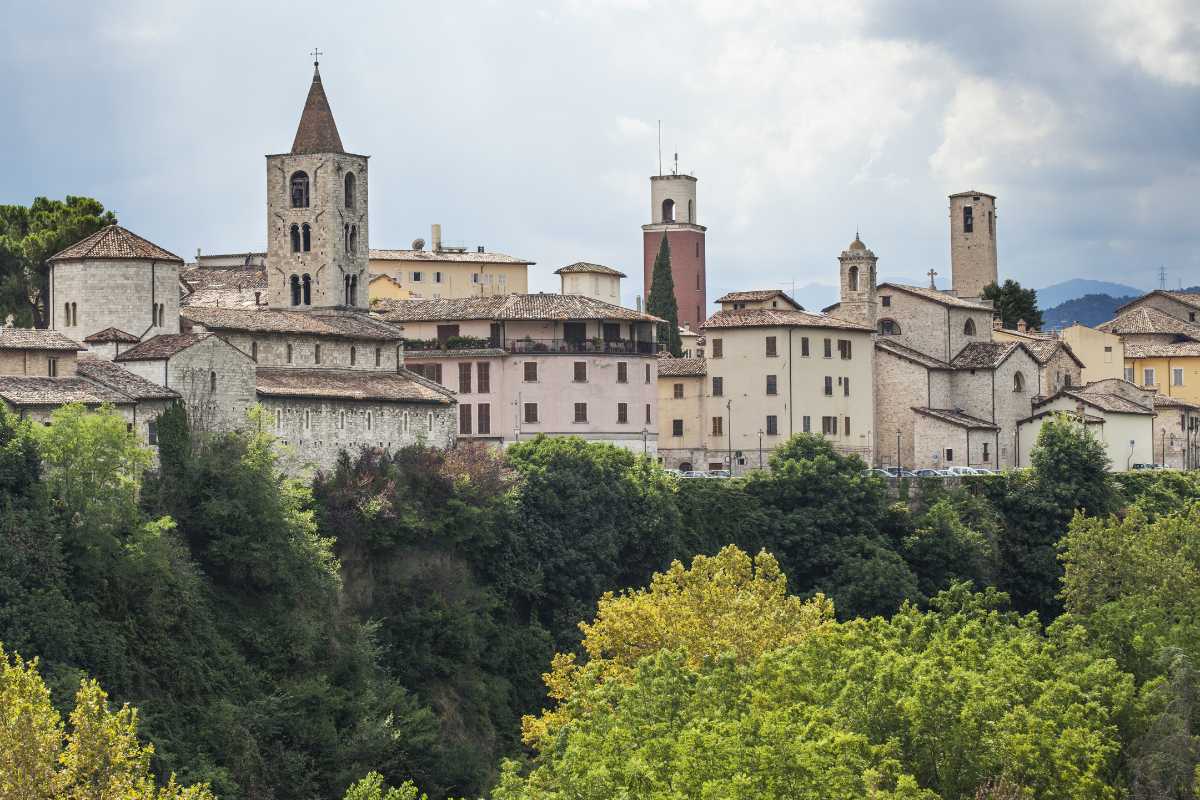 Piazza del Popolo ad Ascoli Piceno, con i suoi storici edifici e caffè