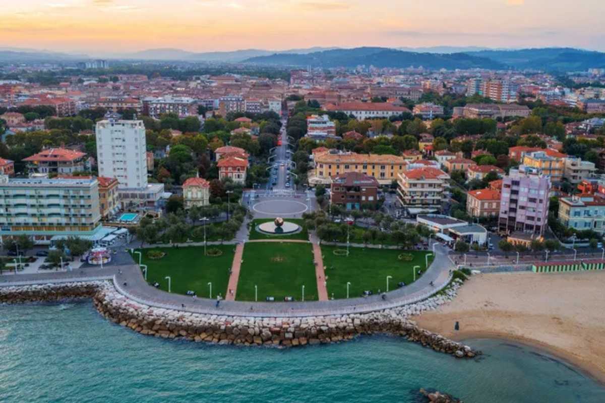Veduta panoramica di Pesaro con il mare in primo piano e il centro storico sullo sfondo